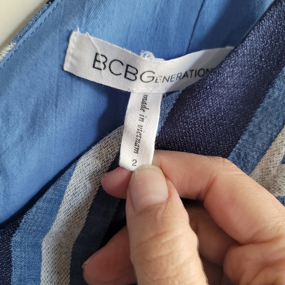BCBGeneration Cocktail Striped V Neck Dress in Navy Combo, Size 2 - Picture 9 of 13